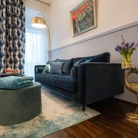 Designer Loft-ferienwohnung Im Zentrum Mit Tiefgaragen-parkplatz, Waschmaschine Und Privatterrasse Apartment