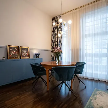 Designer Loft-ferienwohnung Im Zentrum Mit Tiefgaragen-parkplatz, Waschmaschine Und Privatterrasse